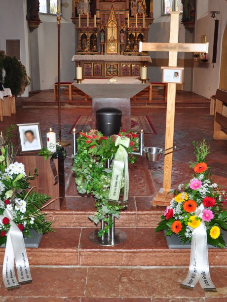 Urnenaufbahrung Pfarrkirche Wagrain Bestattung Sterzl