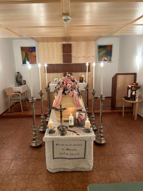 Sargaufbahrung in der Kapelle des Seniorenheimes Wagrain