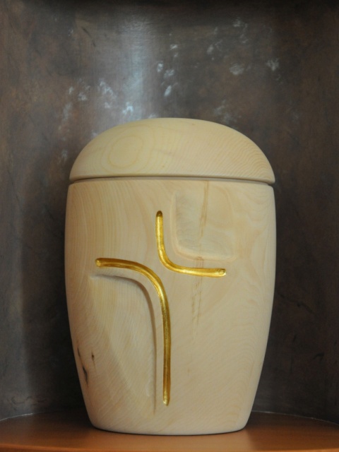 Urne Zirbe mit geschnitztem goldfarbenem Kreuz, natur, geölt, Bestattung Sterzl