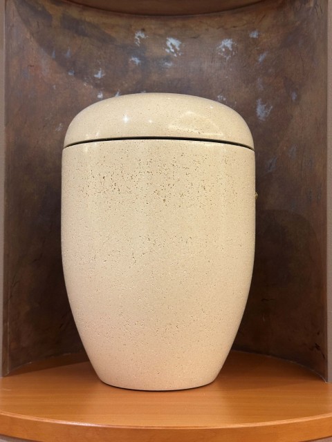 Urne 6115, Bio-Urne, "Terra-Jura" Urne Edition Rocka, creme, Steinoptik geschliffen, Bestattung Sterzl