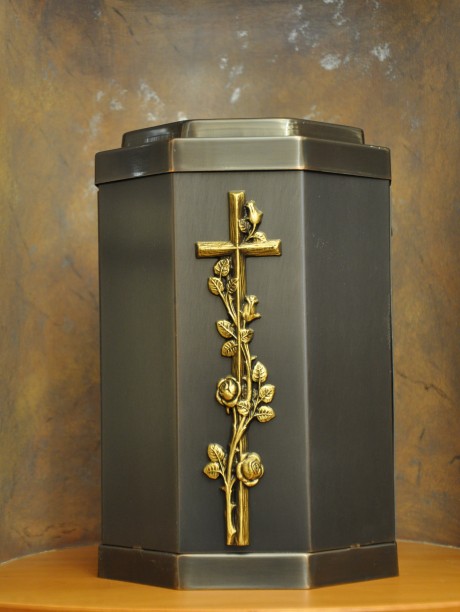 Urne 787 Kupfer, galvanisch gefärbt, rosenumranktes Kreuz, 8eckig, Bestattung Sterzl