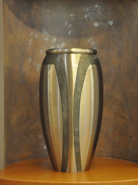 Urne HU174 Messingurne, silber lackiert mit schwarzer Prägung, Bestattung Sterzl