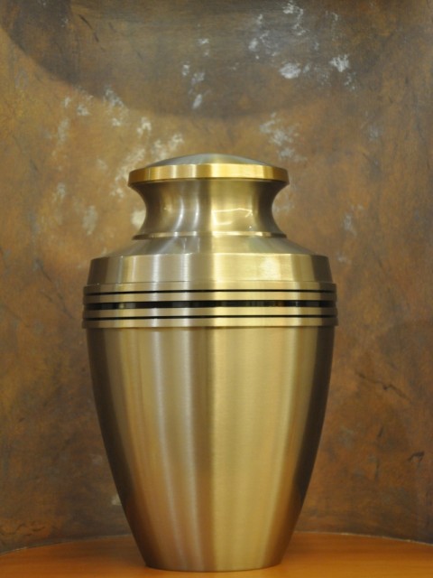 Urne HU182 Messingurne, lackiert mit schwarzem Band, Deckel vergoldet