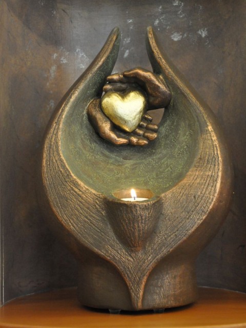 Urne Keramik Afscheid, Herz in Händen mit Kerze, bronze, Bestattung Sterzl
